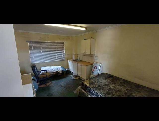 1,100M² BUILDING FOR SALE IN APEX